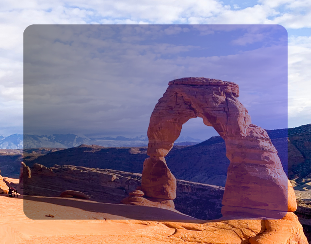 Picture of delicate arch in southern Utah with a blue sky background